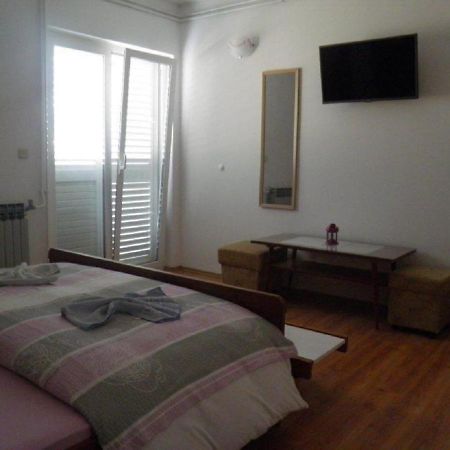 Apartments Angela - With Beautiful Courtyard Brela Exterior photo