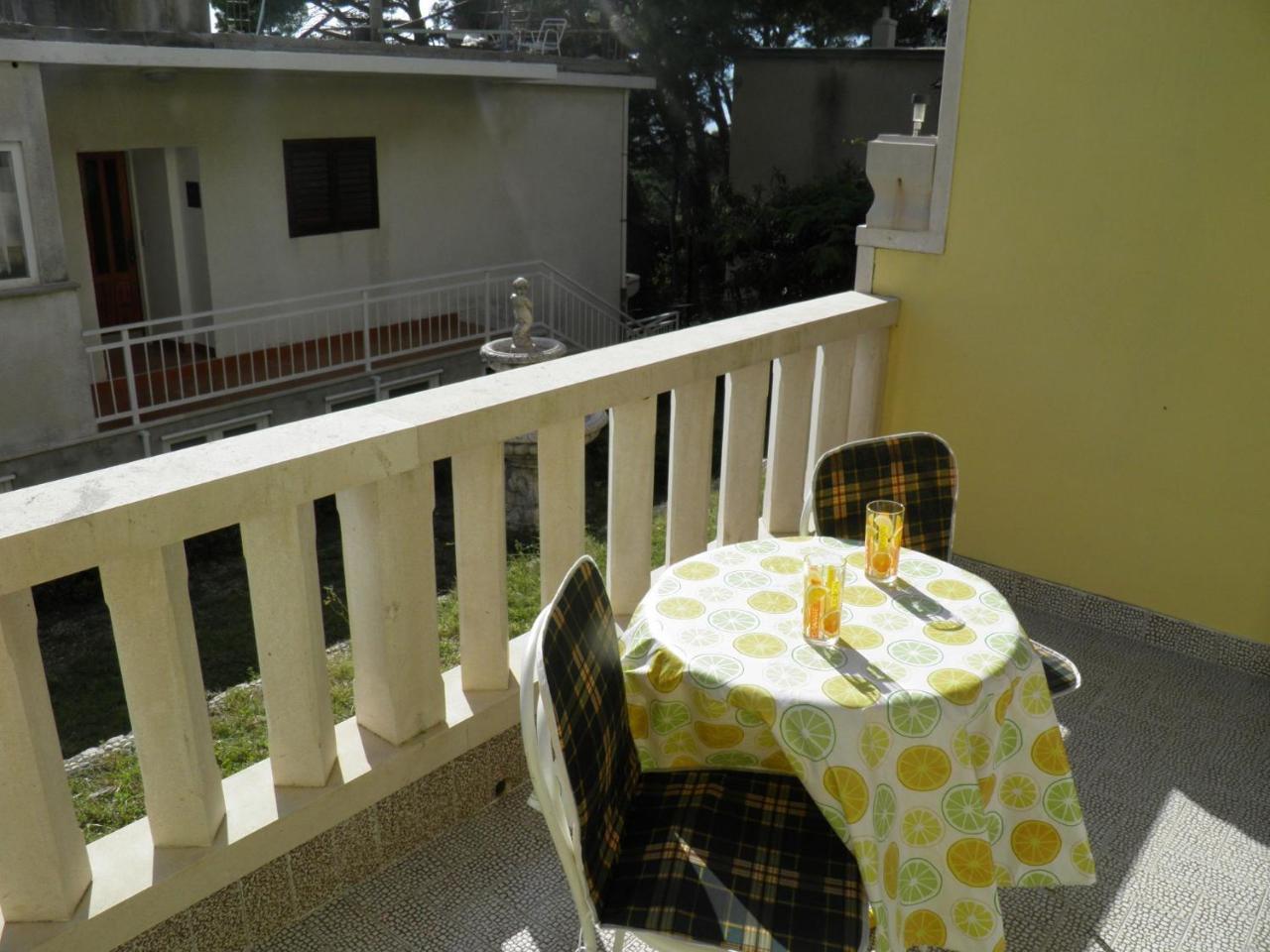 Apartments Angela - With Beautiful Courtyard Brela Exterior photo