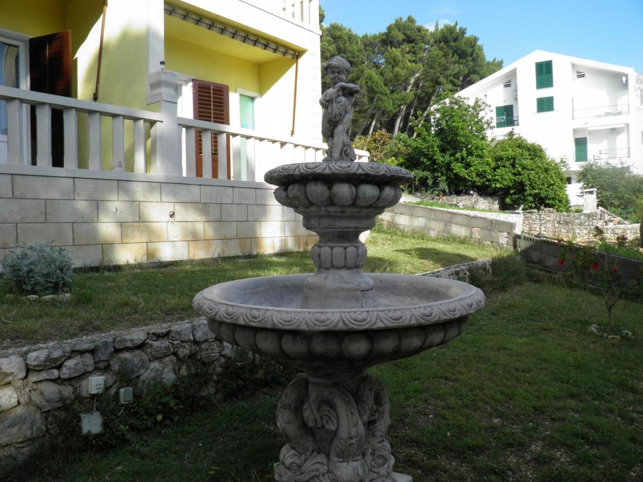 Apartments Angela - With Beautiful Courtyard Brela Exterior photo