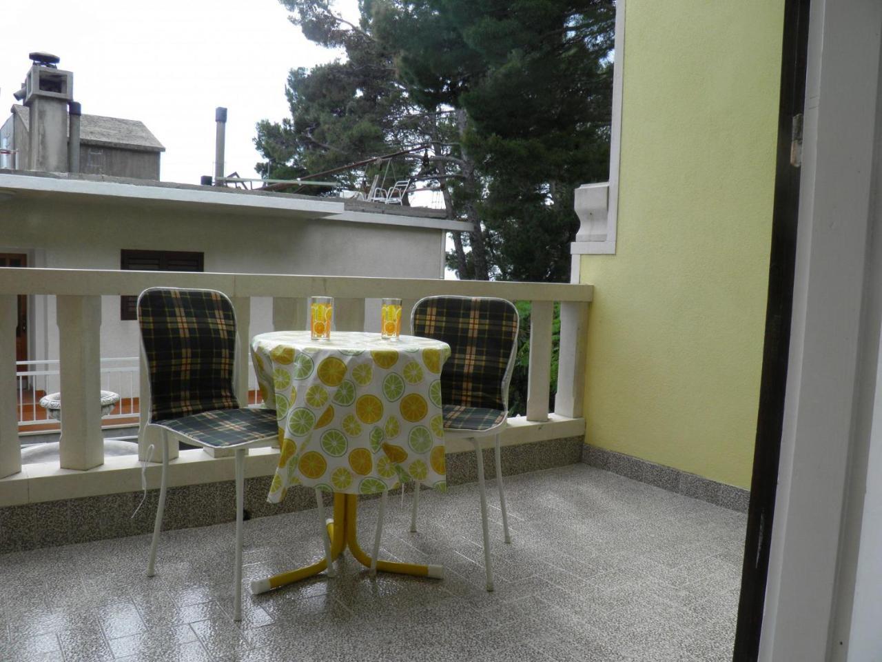 Apartments Angela - With Beautiful Courtyard Brela Exterior photo